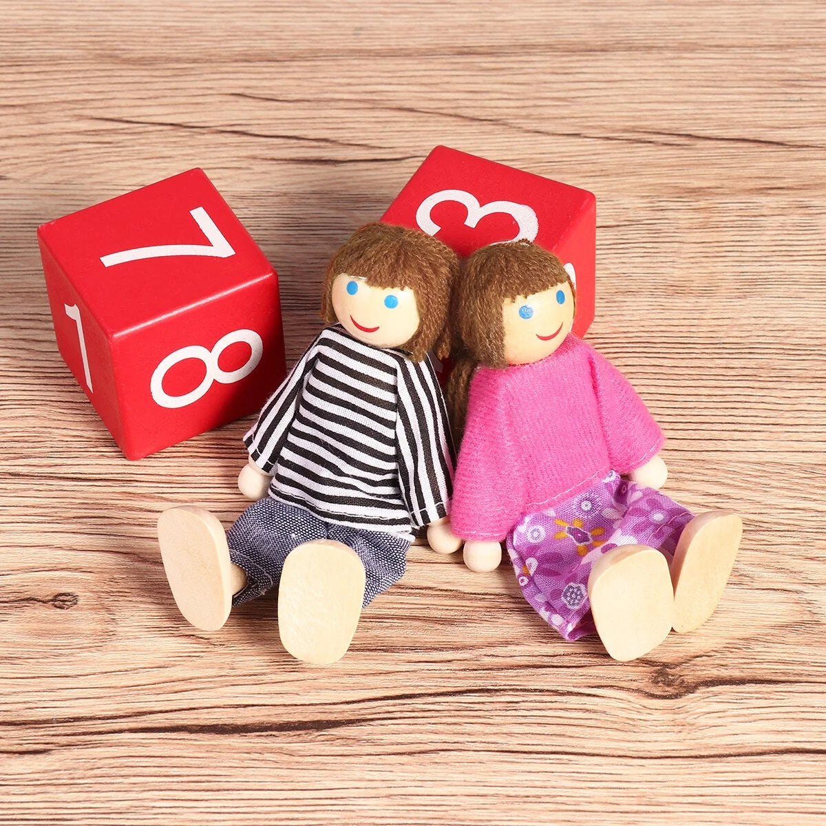 7 Pieces Wooden Dollhouse Family Set Mini People Figures B772