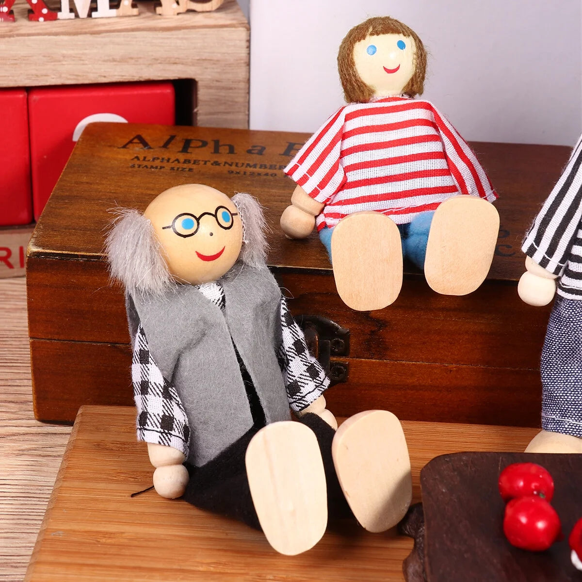 7 Pieces Wooden Dollhouse Family Set Mini People Figures B772